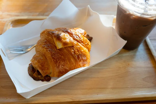 Croissant Šunkou Sýrem Podávané Ledovou Čokoládou Kavárně — Stock fotografie