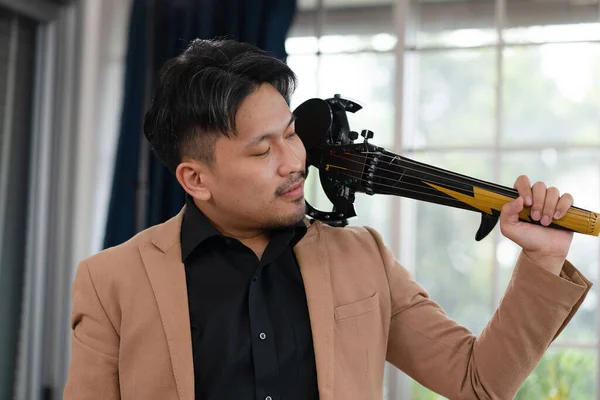 Portrait Asian Violinist Holding Electric Violin — Stok fotoğraf