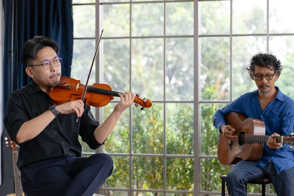 Dois Músicos Tocando Guitarra Violino Juntos — Fotografia de Stock