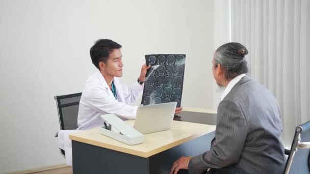 Asiático Médico Interpretar Mri Cerebro Resultado Sénior Paciente Que Visita — Vídeo de stock
