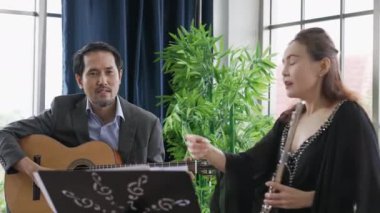 Asya Müzisyen Grubu Stüdyoda Birlikte Gitar ve Flüt Çalıyor