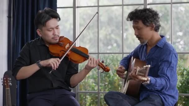 Dos Músicos Asiáticos Tocando Violín Guitarra Estudio — Vídeo de stock