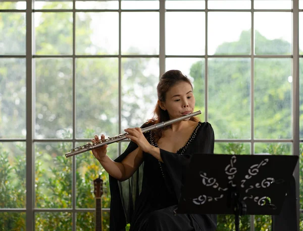 Retrato Músico Tocando Flauta Quarto — Fotografia de Stock