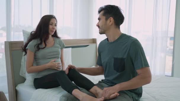 白人夫妊娠中の妻をベッドでマッサージ — ストック動画