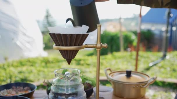 Man Gieten Warm Water Druppelaar Koffie Maken Ochtend — Stockvideo