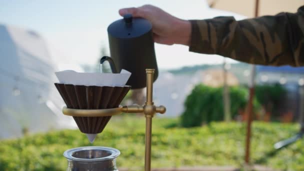 Mann Gießt Heißes Wasser Tropfer Morgens Kaffee Kochen — Stockvideo