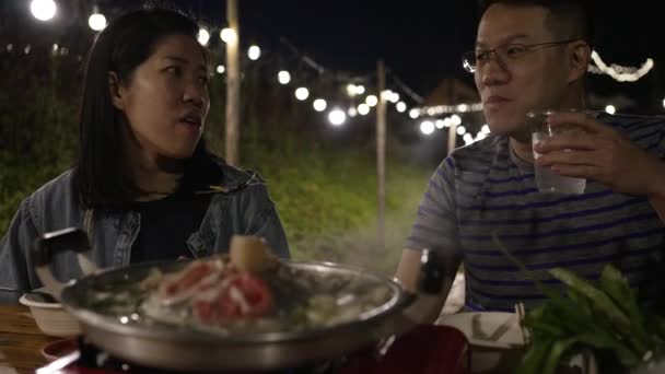 Pasangan Asia Makan Malam Bersama Restoran Bbq — Stok Video