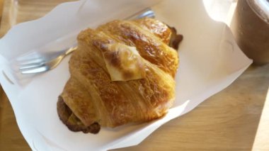 Jambonlu kruvasan ve kafede buzlu çikolatayla servis edilen peynir.