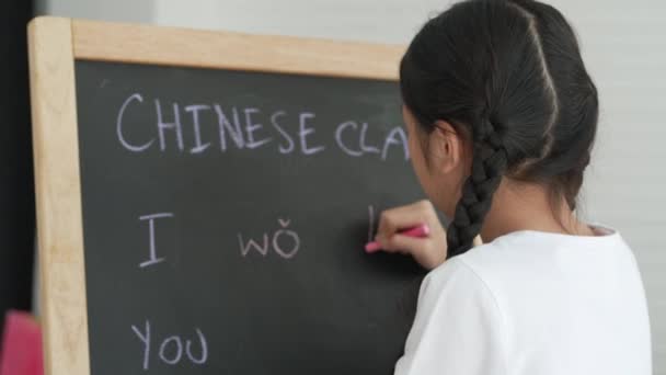 Chica Asiática Aprendiendo Chino Aula — Vídeo de stock