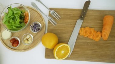 Sebze ve Meyvelerin Üzerinden Kahvaltı Hazırlama Görüntüsü