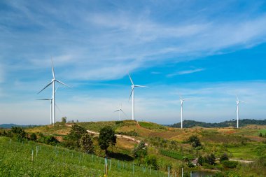 Yenilenebilir Enerji Santralinin Windfarm 'ında Rüzgar Türbini