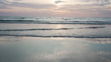 Günbatımında Sahilde Gökyüzünün Yankısı