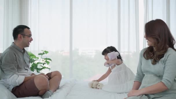 与年幼女儿在卧室玩耍玩具熊的亚洲怀孕家庭 — 图库视频影像