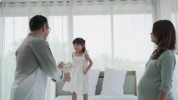 亚洲怀孕家庭与小女儿在卧室一起玩玩具熊嗨五 — 图库视频影像
