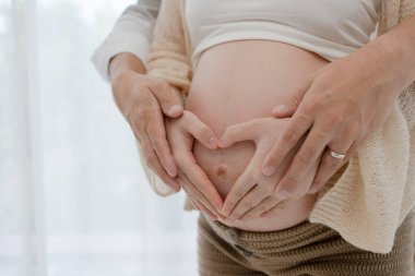 Hamile Çiftin Göbeğe Dokunuşunun Görüntüsünü Kapat