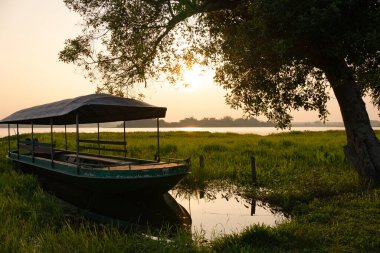 Günbatımında Bataklıkta Teknenin Manzarası