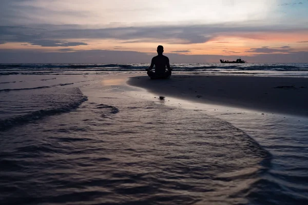 Σιλουέτα Του Man Meditate Στην Παραλία Στο Sunset — Φωτογραφία Αρχείου