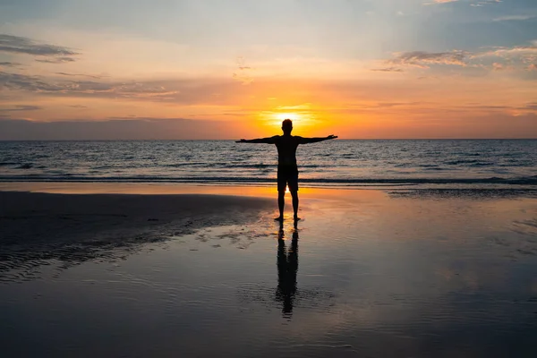 Silueta Muže Stojícího Pláži Při Západu Slunce Stock Snímky