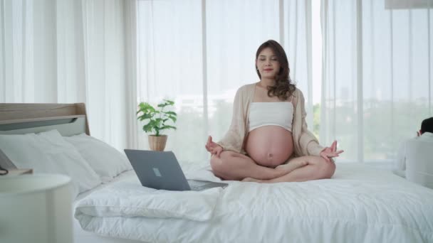 Азиатская Беременная Женщина Учится Йоге Интернета Дома — стоковое видео