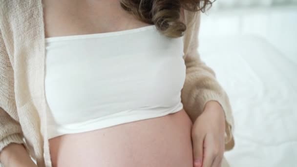 Nær Innpå Asiatisk Gravid Kvinne Som Berører Magen Med Ømhet – stockvideo