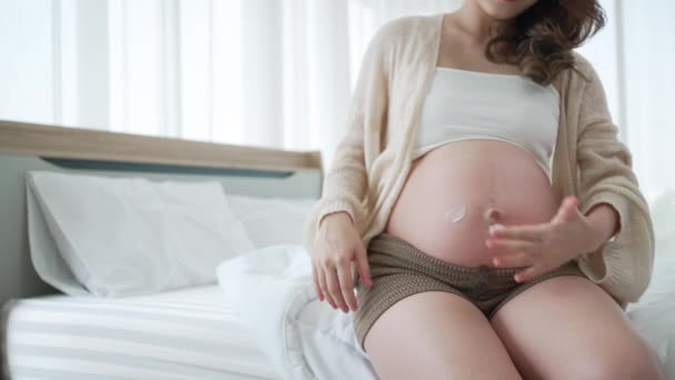 Azjatycka Kobieta Ciąży Zastosuj Stretch Mark Belly Cream Aby Zapobiec — Wideo stockowe