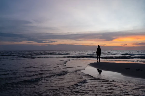 Σιλουέτα Της Γυναίκας Stanidng Στην Παραλία Στο Sunset — Φωτογραφία Αρχείου