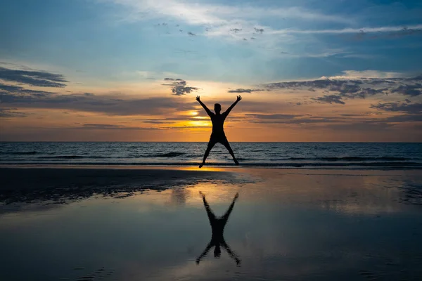 Siluetta Dell Uomo Che Salta Sulla Spiaggia Tramonto — Foto Stock