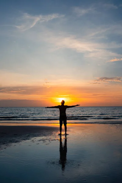 Silhouette Dell Uomo Stanidng Sulla Spiaggia Tramonto — Foto Stock