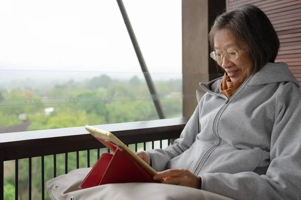 Mulher Asiática Sênior Usando Tablet Digital Casa — Fotografia de Stock