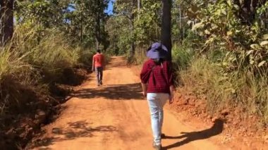 Erkek ve Kadın 'ın Yazın Ormanda Yolculuğuna Arka Bakış