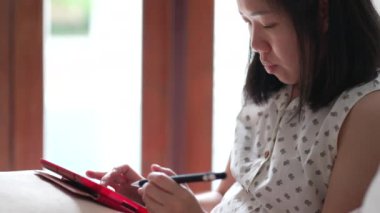 Stylus 'u kullanarak Evdeki Dijital Tablet' e Yazan Kadın 'ı Kapat