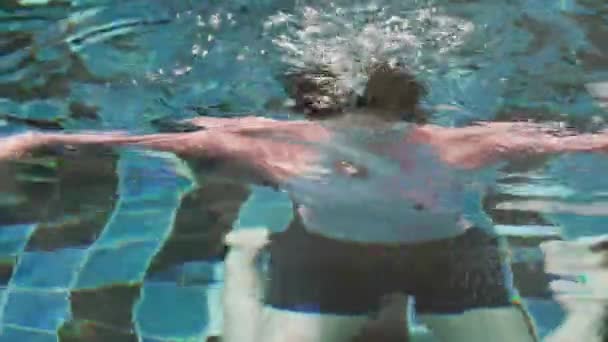 수영장에서 잠수하는 아시아 — 비디오