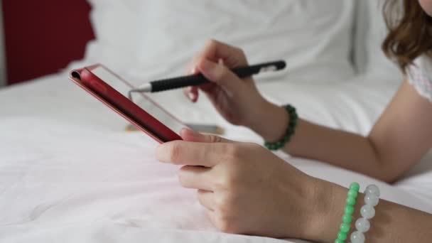 Tutup Wanita Menggunakan Stylus Untuk Menulis Tablet Digital Rumah — Stok Video