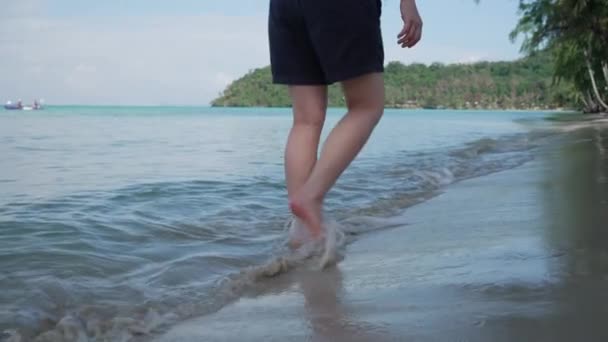 Mouvement Lent Femme Marchant Sur Plage Été — Video