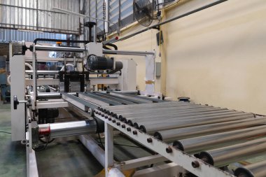 Makina 'yı karton kutu üreticisine kapat. Endüstriyel kavram