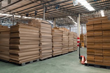 Fabrikada Paketlenmeye Hazırlanan Kağıtlar Yığını