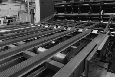 Makina 'yı karton kutu üreticisine kapat. Endüstriyel kavram