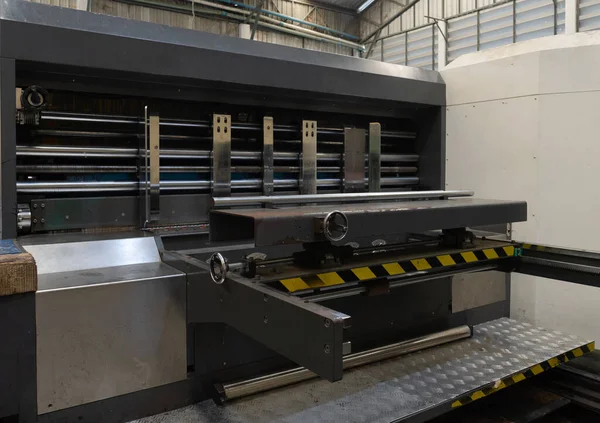 Makina 'yı karton kutu üreticisine kapat. Endüstriyel kavram