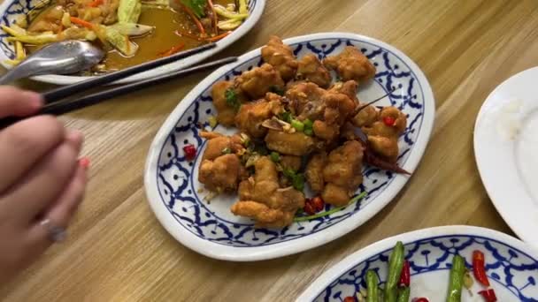 Evőpálcikával Enni Kínai Stílus Sült Csirke — Stock videók