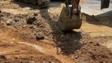 Backhoe 'nun kazı alanını kapatın.