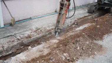 Backhoe, Sokağın su hattını kazmak için kullanılmış.
