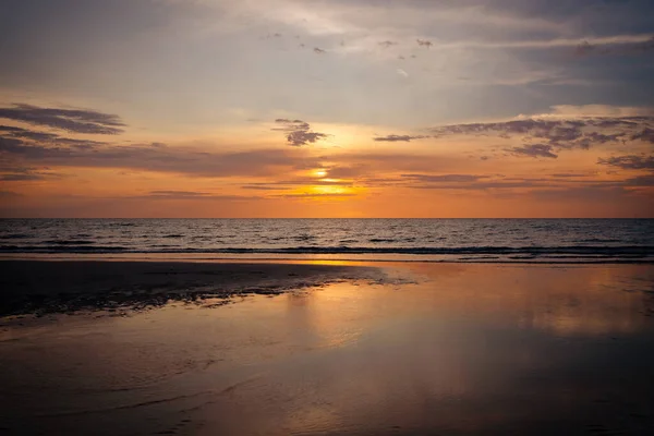 Hermosa Puesta Sol Sobre Playa Océano Fotos De Stock Sin Royalties Gratis