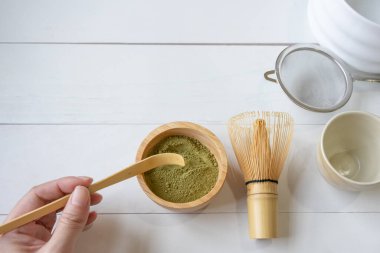 Geleneksel Japon Çayı yapmak için Matcha Yeşil Çay Tozu Kaşımak İçin Kaşığı Kullanan Kadın