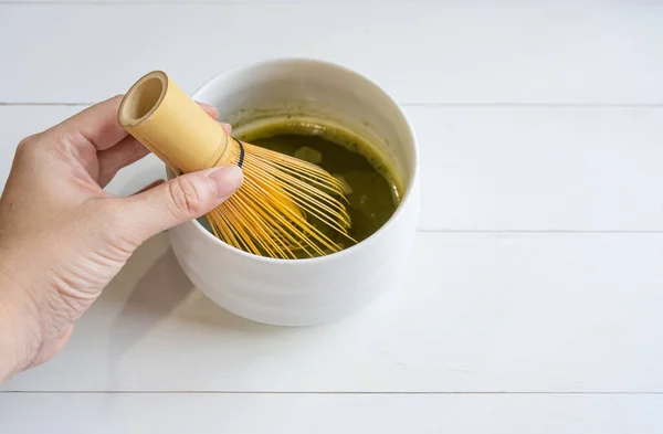 Donna Che Utilizza Frullato Bambù Mescolare Polvere Verde Matcha Con — Foto Stock