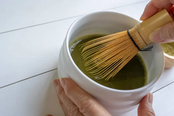 Donna Che Utilizza Frullato Bambù Mescolare Polvere Verde Matcha Con — Foto Stock