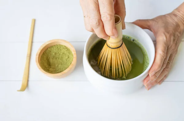 Mujer Usando Batido Bambú Para Mezclar Verde Matcha Polvo Con Fotos De Stock