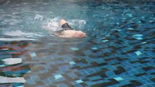 Senior Asian Man Swimming Blue Pool Summer Vacation — Video