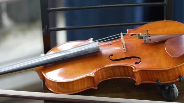 Vue Panoramique Violon Classique Placé Sur Une Chaise — Video