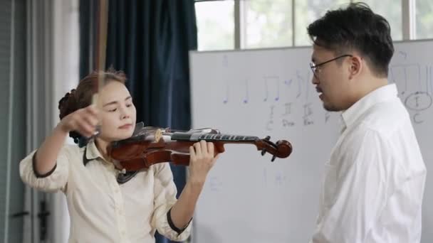 Asian Adult Woman Learning How Play Violin Music Classroom — Vídeo de Stock