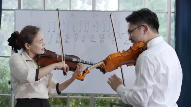 Mulher Adulta Asiática Aprendendo Tocar Violino Sala Aula Música — Vídeo de Stock